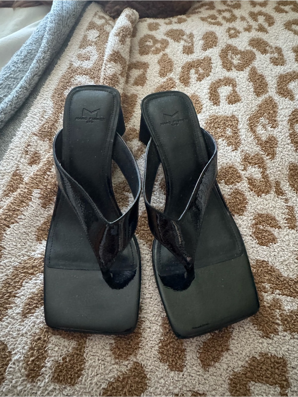 Marc fisher black flip flop heel sandals
